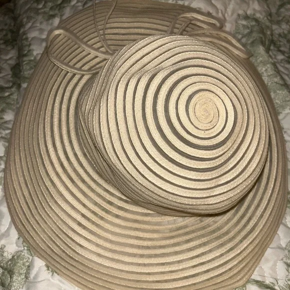 Gently Worn Eric Javits Sunhat - Picture 3 of 5